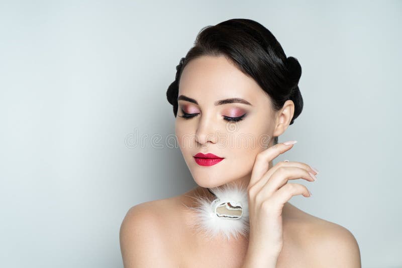 Όμορφο πρότυπο μανικιούρ hairstyle makeup στοκ φωτογραφία